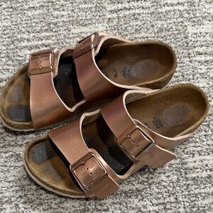 Birkenstock Arizona Kids Sandals in Metallic Copper